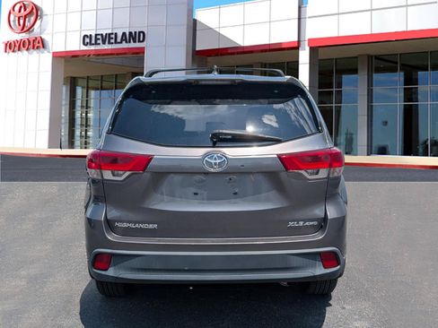 Used 2017 Toyota Highlander XLE AWD/4WD image 6
