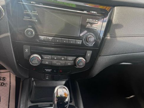 Used 2017 Nissan Rogue SV AWD/4WD image 10
