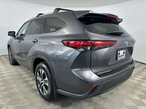 Used 2021 Toyota Highlander XLE AWD/4WD image 2