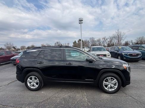 Used 2023 GMC Terrain SLE w/ Driver Convenience Package image 4