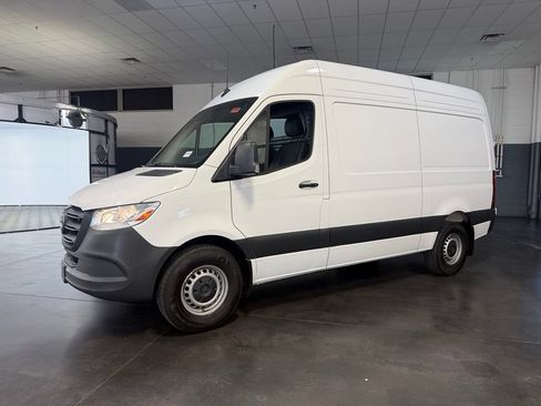 Used 2024 Mercedes-Benz Sprinter 2500 image 9