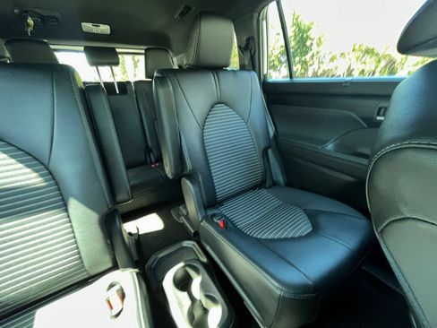 Used 2025 Toyota Highlander XSE AWD/4WD image 40