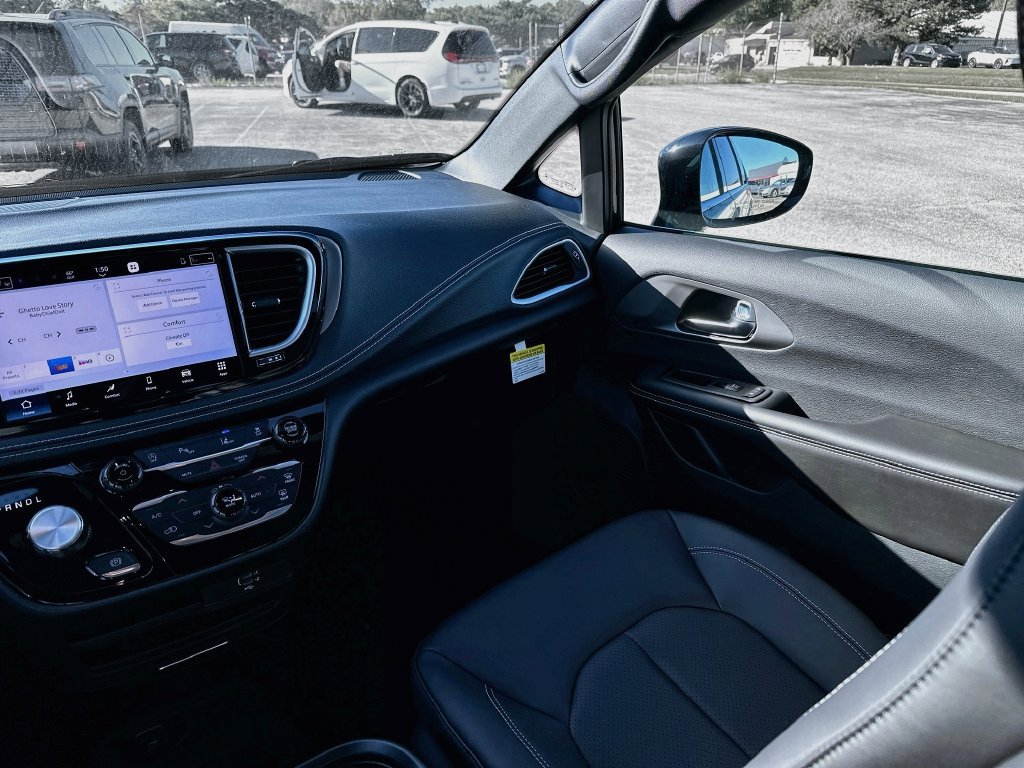 New 2027 Chrysler Pacifica Select AWD/4WD image 29