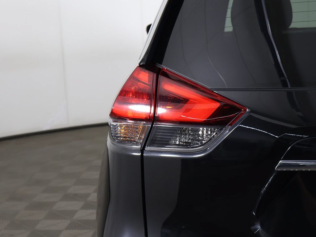 Used 2017 Nissan Rogue SV AWD/4WD image 16