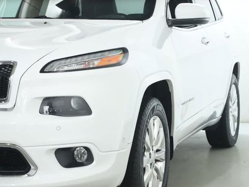 Used 2018 Jeep Cherokee Overland w/ Technology Group AWD/4WD image 4