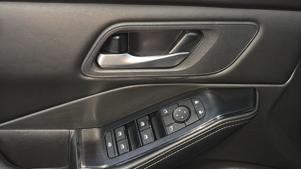 Used 2025 Nissan Rogue SV FWD image 12