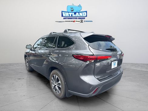 Used 2020 Toyota Highlander XLE FWD image 3