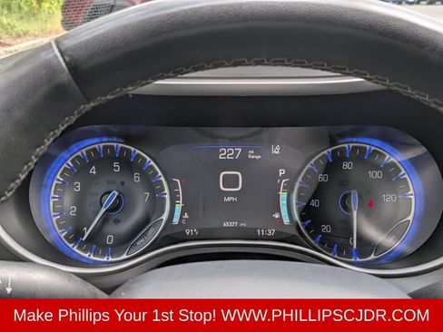 Used 2023 Chrysler Pacifica Touring-L FWD image 25