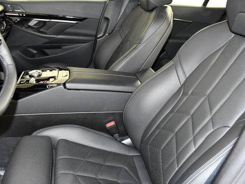 Used 2025 BMW 530i xDrive image 38