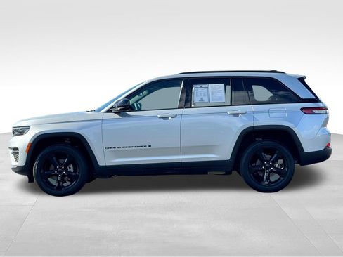 Used 2024 Jeep Grand Cherokee Altitude AWD/4WD image 4