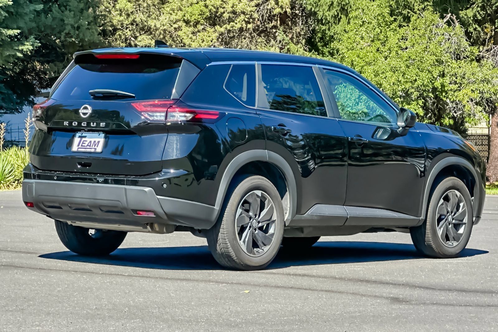 Used 2025 Nissan Rogue SV FWD image 4