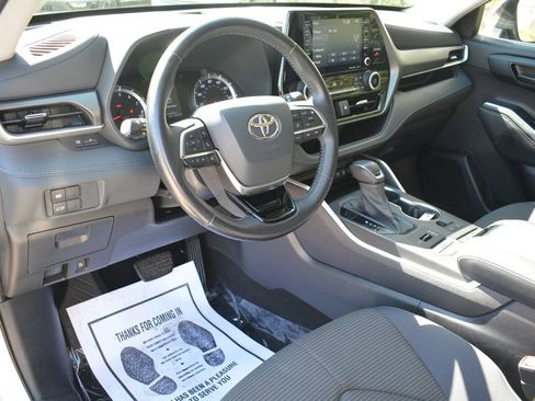 Used 2021 Toyota Highlander LE AWD/4WD image 10