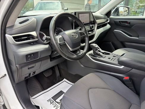 Used 2024 Toyota Highlander LE AWD/4WD image 30