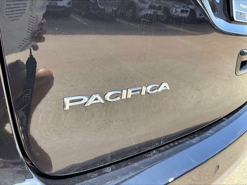Used 2023 Chrysler Pacifica Touring-L FWD image 8