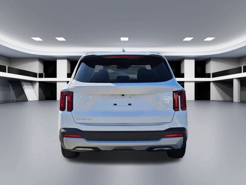 Certified 2025 Kia Sorento LX image 4