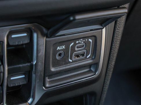 Used 2025 Jeep Gladiator Sport AWD/4WD image 21