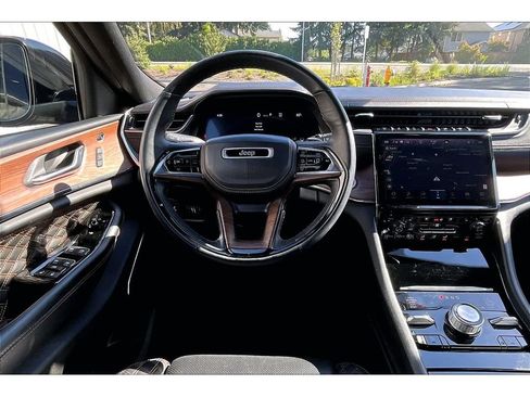 Used 2024 Jeep Grand Cherokee Summit AWD/4WD image 5