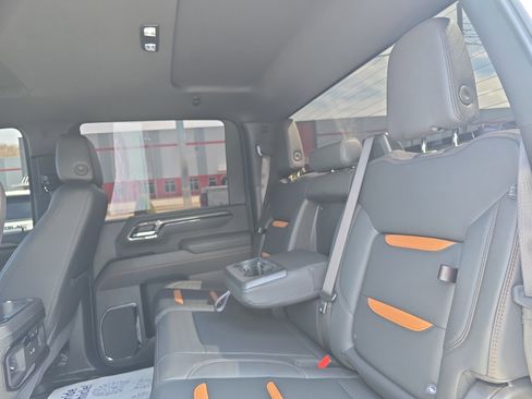Used 2025 GMC Sierra 2500 AT4 image 15
