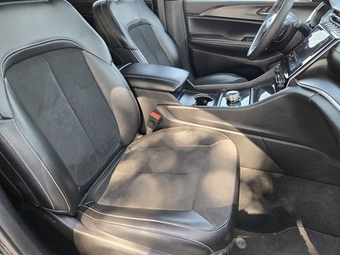 Used 2024 Jeep Grand Cherokee L Laredo RWD image 16