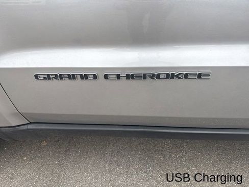 Used 2018 Jeep Grand Cherokee Laredo image 3