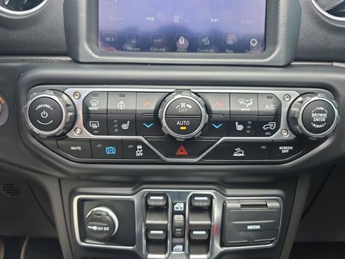 Used 2022 Jeep Wrangler Unlimited Sahara w/ Cold Weather Group AWD/4WD image 35