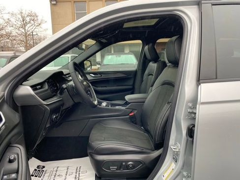 New 2025 Jeep Grand Cherokee Altitude image 21