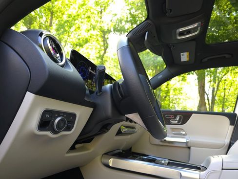 Used 2025 Mercedes-Benz EQB 300 4MATIC image 30