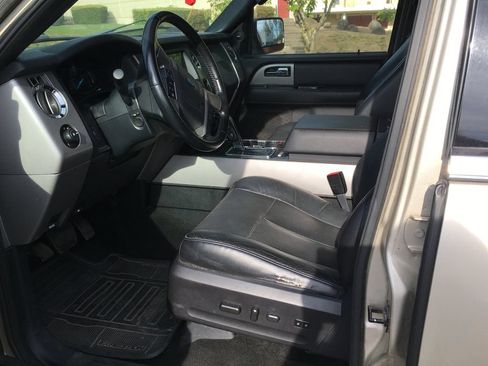 Used 2017 Ford Expedition Limited w/ Equipment Group 301A AWD/4WD image 4