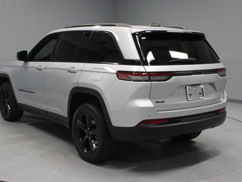 Used 2023 Jeep Grand Cherokee Altitude AWD/4WD image 8
