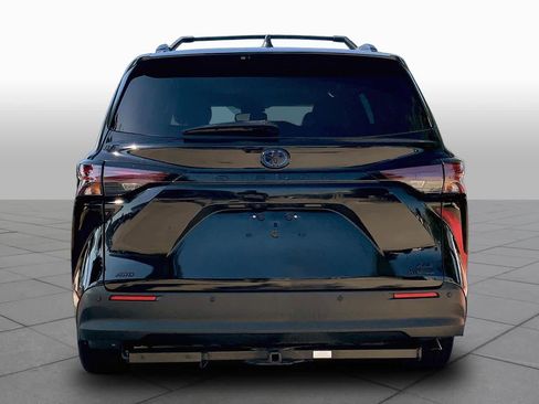 Used 2024 Toyota Sienna XLE Woodland Edition AWD/4WD image 5