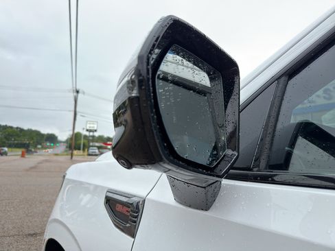 Used 2025 GMC Yukon XL AT4 AWD/4WD image 21