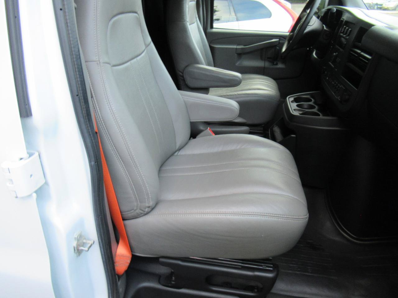 Used 2017 Chevrolet Express 2500 RWD image 10
