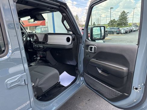 Used 2024 Jeep Wrangler Unlimited Sahara w/ Technology Group AWD/4WD image 42