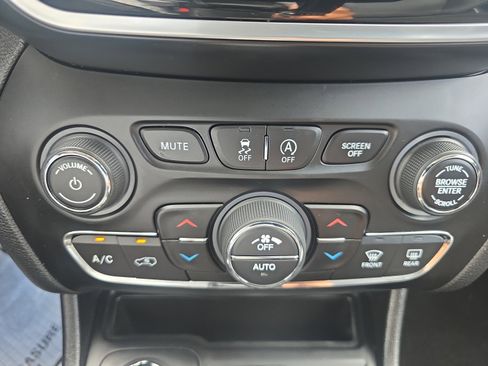 Used 2021 Jeep Cherokee Limited w/ Trailer Tow Group image 16