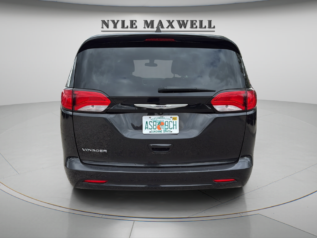Used 2022 Chrysler Voyager LX FWD image 12