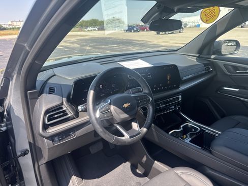 Used 2025 Chevrolet Traverse LT image 9