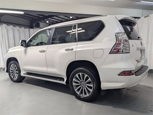 Used 2020 Lexus GX 460 Luxury w/ Accessory Package image 4