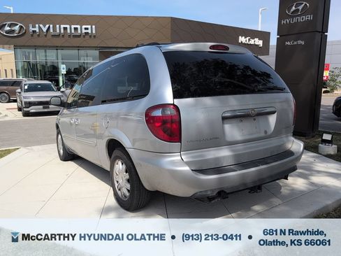 Used 2006 Chrysler Town & Country Touring FWD image 11