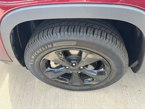 Used 2019 Jeep Cherokee Latitude Plus AWD/4WD image 8