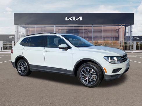 Used 2020 Volkswagen Tiguan SE w/ Panoramic Sunroof Package FWD image 2