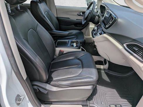 Used 2022 Chrysler Pacifica Touring-L FWD image 23