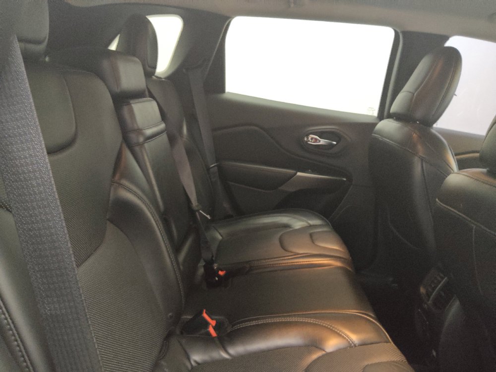 Used 2019 Jeep Cherokee Limited FWD image 19