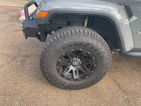 Used 2019 Jeep Wrangler Unlimited Sahara image 3