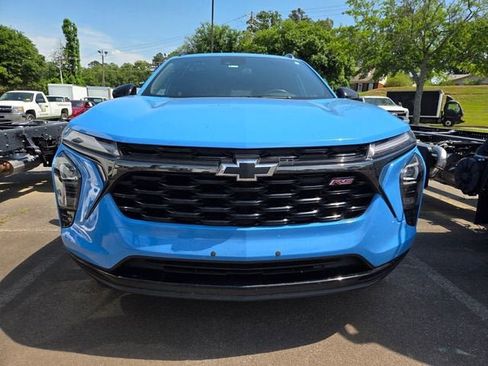 Used 2024 Chevrolet Trax RS w/ Sunroof Package FWD image 2