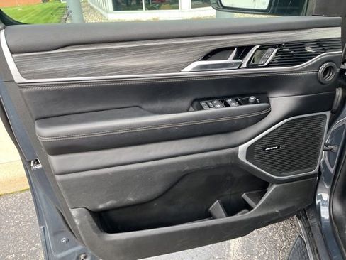 Used 2023 Jeep Wagoneer L Series II image 9