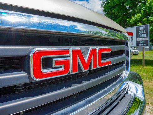 Used 2005 GMC Sierra 2500 SLT w/ Heavy-Duty Power Package AWD/4WD image 9