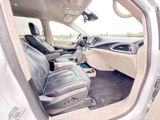 Used 2022 Chrysler Pacifica Touring-L w/ Uconnect Theater Family Group FWD image 29