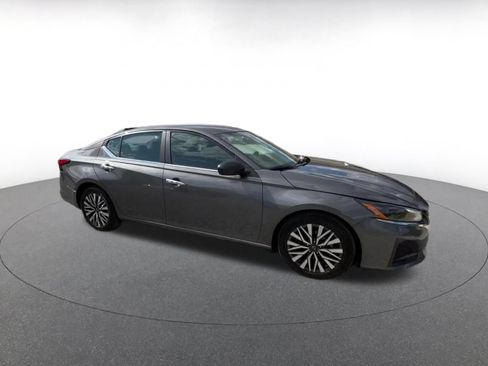 Used 2025 Nissan Altima 2.5 SV FWD image 2