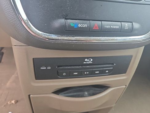 Used 2015 Chrysler Town & Country Touring-L FWD image 15