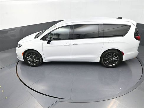 New 2026 Chrysler Pacifica Select image 12